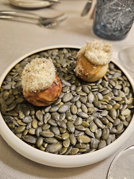Vecrīgas Michelin saraksta viesnīcas «Grand Palace Hotel» restorāns «Seasons» piedāvā jaunu un izsmalcinātu ēdienkarti Vecrīgas Michelin saraksta viesnīcas «Grand Palace Hotel» restorāns «Seasons» piedāvā jaunu un izsmalcinātu ēdienkarti 373070