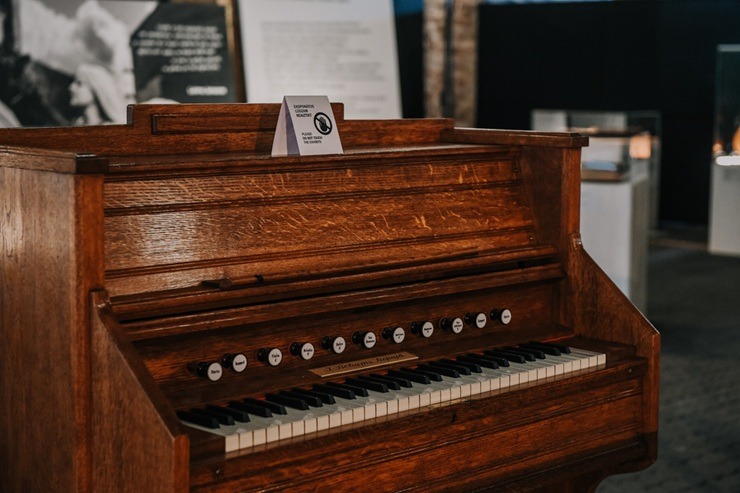 Latvijas dzelzceļa vēstures muzejā apskatāma mūzikas instrumentu kolekcijas izstāde «Pieskāriens» Latvijas dzelzceļa vēstures muzejā apskatāma mūzikas instrumentu kolekcijas izstāde «Pieskāriens» 373140