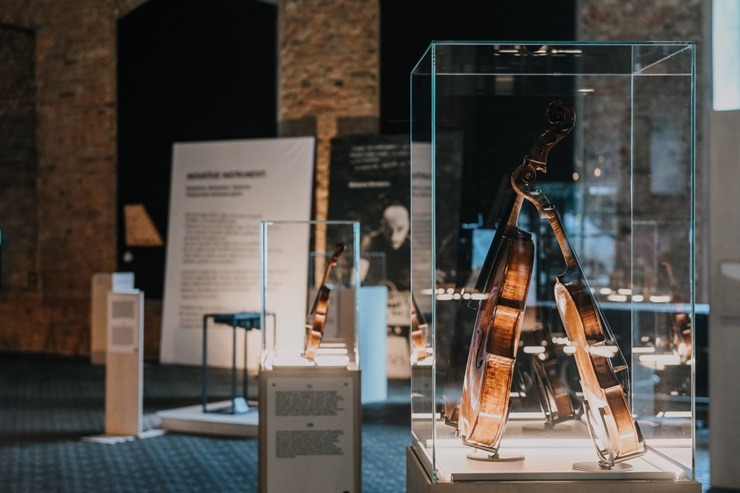 Latvijas dzelzceļa vēstures muzejā apskatāma mūzikas instrumentu kolekcijas izstāde «Pieskāriens» Latvijas dzelzceļa vēstures muzejā apskatāma mūzikas instrumentu kolekcijas izstāde «Pieskāriens» 373141