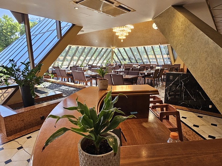Ejam brokastīs (20 eiro) uz «Radisson Blu Ridzene Hotel» leģendāro restorānu «Piramīda» 373421