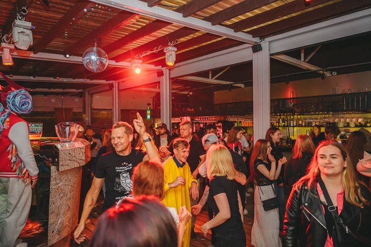 Liepājas pludmales bārā «Cukurfabrik’» iesildās pludmales festivālam «Summer Sound 2025» 373484