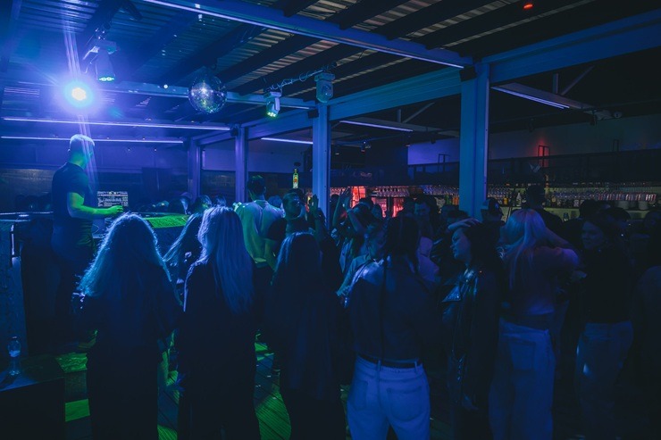 Liepājas pludmales bārā «Cukurfabrik’» iesildās pludmales festivālam «Summer Sound 2025» 373488