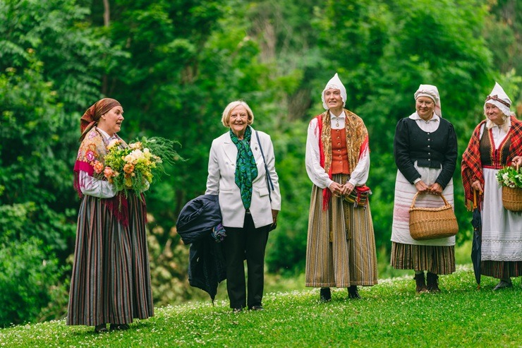 Ar rīta sauli svin Dainu kalnu 40. dzimšanas dienu 373529
