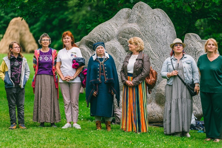 Ar rīta sauli svin Dainu kalnu 40. dzimšanas dienu 373530