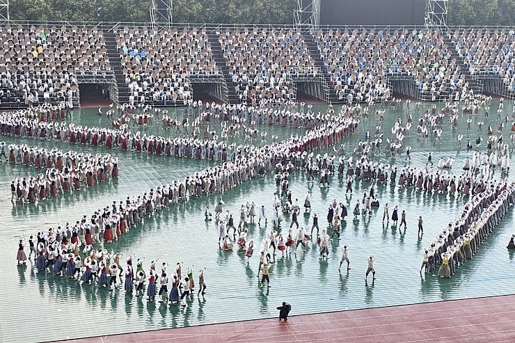 Foto mirkļi no deju lielkoncerta «Es atvēru Laimas dārzu» - XIII Latvijas Skolu jaunatnes dziesmu un deju svētki 373594