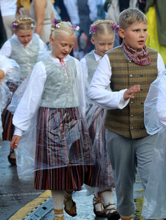 Foto mirkļi no deju lielkoncerta «Es atvēru Laimas dārzu» - XIII Latvijas Skolu jaunatnes dziesmu un deju svētki 373607
