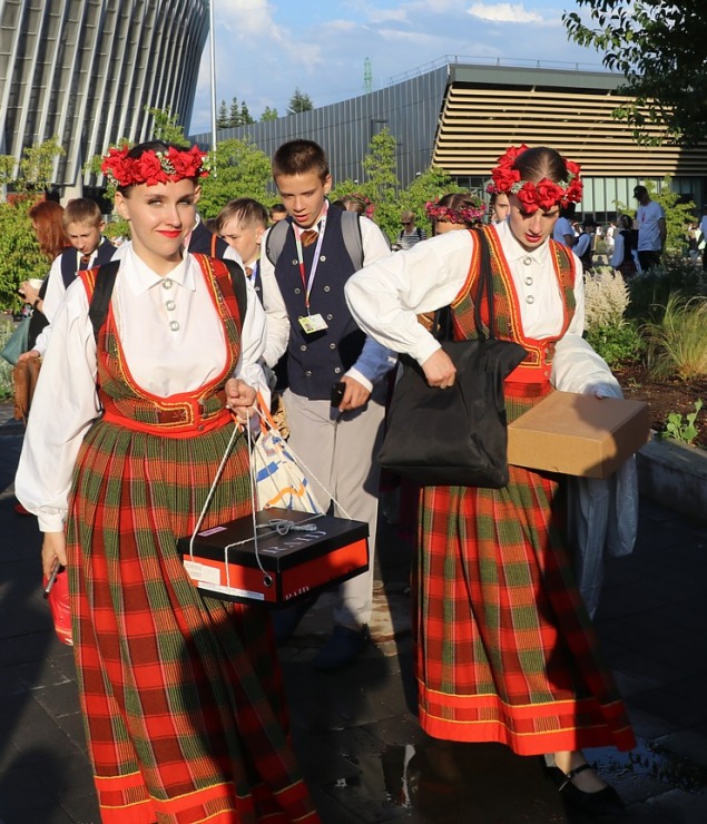 Foto mirkļi no deju lielkoncerta «Es atvēru Laimas dārzu» - XIII Latvijas Skolu jaunatnes dziesmu un deju svētki 373608
