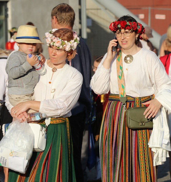 Foto mirkļi no deju lielkoncerta «Es atvēru Laimas dārzu» - XIII Latvijas Skolu jaunatnes dziesmu un deju svētki 373609