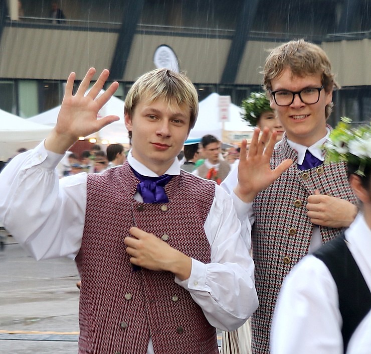 Foto mirkļi no deju lielkoncerta «Es atvēru Laimas dārzu» - XIII Latvijas Skolu jaunatnes dziesmu un deju svētki 373611