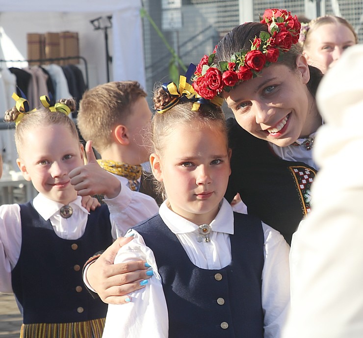 Foto mirkļi no deju lielkoncerta «Es atvēru Laimas dārzu» - XIII Latvijas Skolu jaunatnes dziesmu un deju svētki 373616