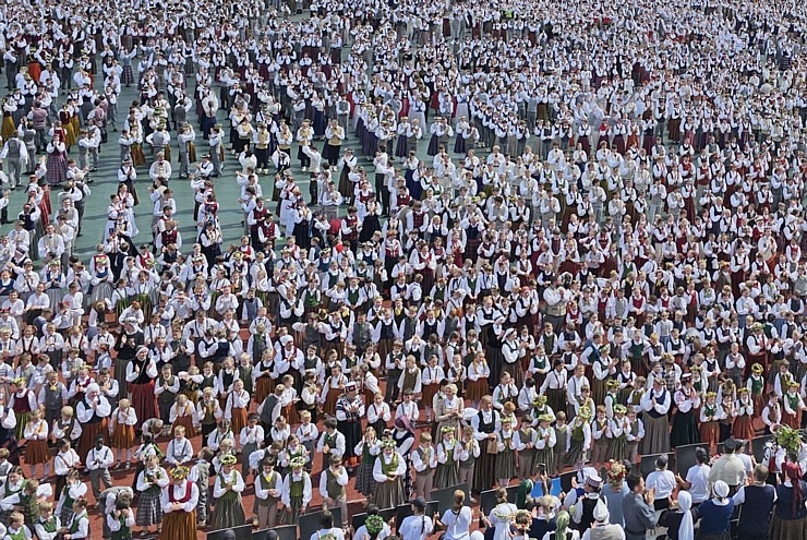 Foto mirkļi no deju lielkoncerta «Es atvēru Laimas dārzu» - XIII Latvijas Skolu jaunatnes dziesmu un deju svētki 373591