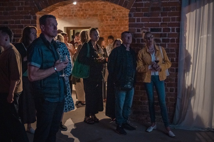 Liepāja: Izstāde «Nenorunāta smilšaina tikšanās II» aicina aplūkot dzīvi Baltijas jūras piekrastē 373777