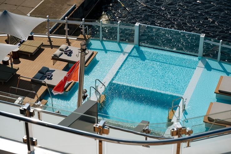 Rīgā ienāk pasaules slavenā zīmola «The Ritz-Carlton Yacht Collection» superjahta «ILMA». Foto: Valdis Skudre 374626