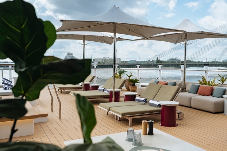 Rīgā ienāk pasaules slavenā zīmola «The Ritz-Carlton Yacht Collection» superjahta «ILMA». Foto: Valdis Skudre 374632