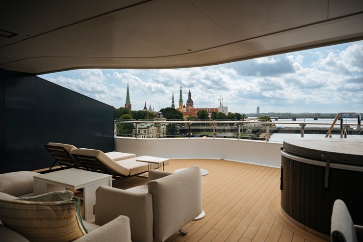 Rīgā ienāk pasaules slavenā zīmola «The Ritz-Carlton Yacht Collection» superjahta «ILMA». Foto: Valdis Skudre 374633