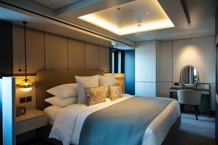 Rīgā ienāk pasaules slavenā zīmola «The Ritz-Carlton Yacht Collection» superjahta «ILMA». Foto: Valdis Skudre 374635