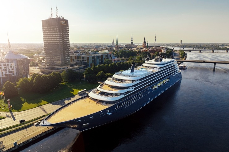 Rīgā ienāk pasaules slavenā zīmola «The Ritz-Carlton Yacht Collection» superjahta «ILMA». Foto: Valdis Skudre 374618