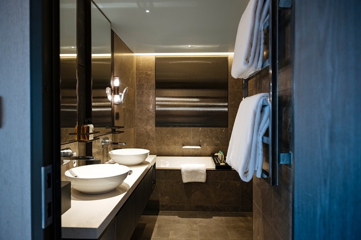 Rīgā ienāk pasaules slavenā zīmola «The Ritz-Carlton Yacht Collection» superjahta «ILMA». Foto: Valdis Skudre 374636