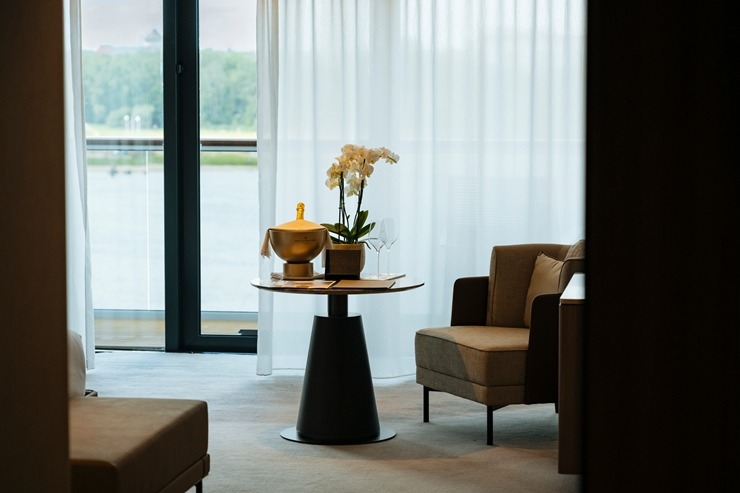 Rīgā ienāk pasaules slavenā zīmola «The Ritz-Carlton Yacht Collection» superjahta «ILMA». Foto: Valdis Skudre 374640