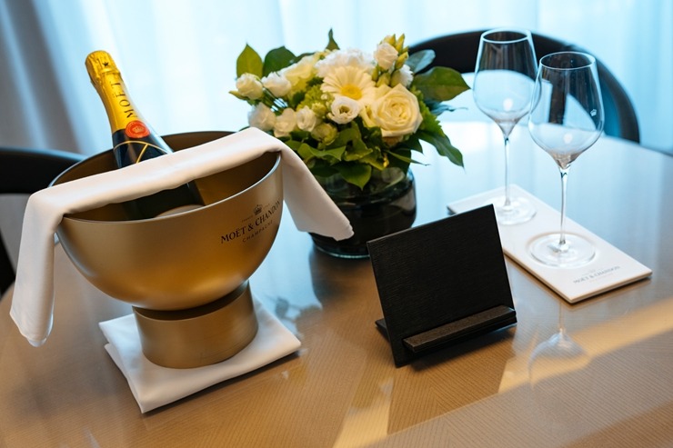 Rīgā ienāk pasaules slavenā zīmola «The Ritz-Carlton Yacht Collection» superjahta «ILMA». Foto: Valdis Skudre 374643