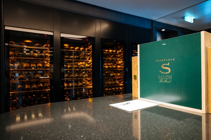 Rīgā ienāk pasaules slavenā zīmola «The Ritz-Carlton Yacht Collection» superjahta «ILMA». Foto: Valdis Skudre 374644