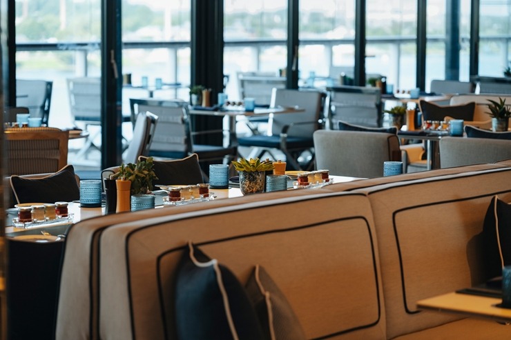 Rīgā ienāk pasaules slavenā zīmola «The Ritz-Carlton Yacht Collection» superjahta «ILMA». Foto: Valdis Skudre 374645