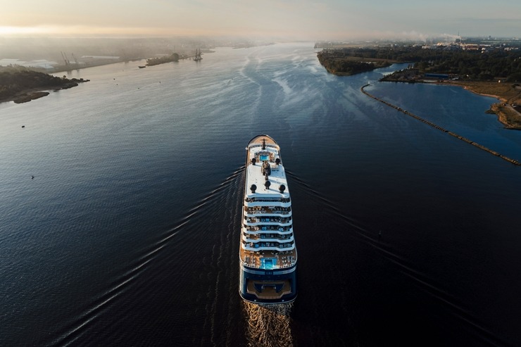 Rīgā ienāk pasaules slavenā zīmola «The Ritz-Carlton Yacht Collection» superjahta «ILMA». Foto: Valdis Skudre 374619