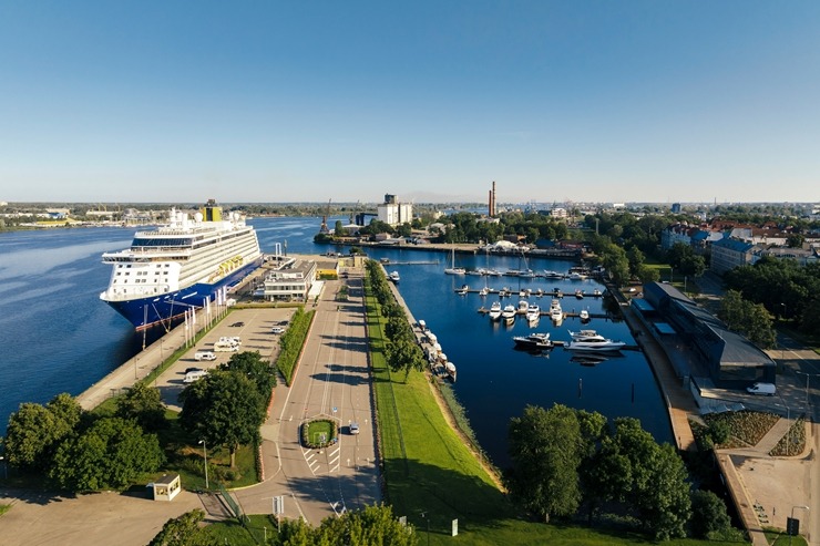 Rīgā ienāk pasaules slavenā zīmola «The Ritz-Carlton Yacht Collection» superjahta «ILMA». Foto: Valdis Skudre 374620