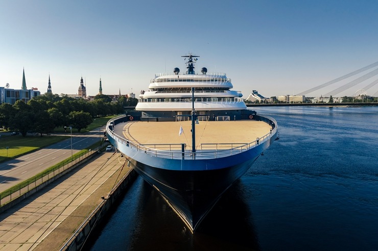 Rīgā ienāk pasaules slavenā zīmola «The Ritz-Carlton Yacht Collection» superjahta «ILMA». Foto: Valdis Skudre 374621