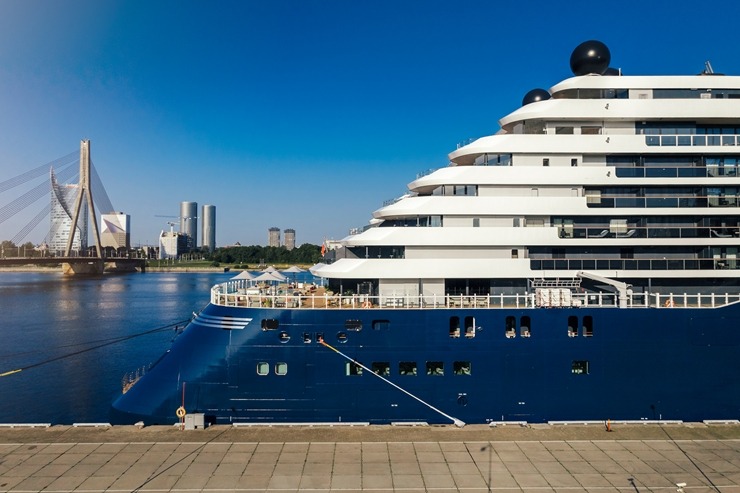 Rīgā ienāk pasaules slavenā zīmola «The Ritz-Carlton Yacht Collection» superjahta «ILMA». Foto: Valdis Skudre 374623