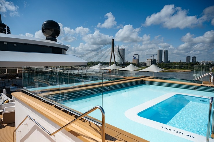 Rīgā ienāk pasaules slavenā zīmola «The Ritz-Carlton Yacht Collection» superjahta «ILMA». Foto: Valdis Skudre 374625