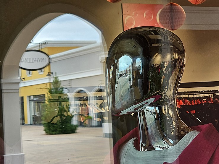 Apmeklējam modernu iepirkšanās ciematu «Via Jurmala Outlet Village» 374808