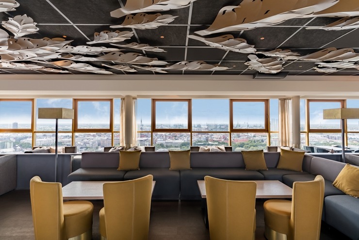 «Skyline Bar Riga» - viens no labākajiem kokteiļu bāriem ar panorāmas skatu pār Rīgu. Foto: skylinebar.lv 375769