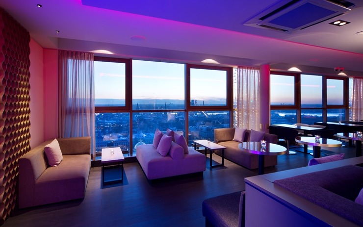 «Skyline Bar Riga» - viens no labākajiem kokteiļu bāriem ar panorāmas skatu pār Rīgu. Foto: skylinebar.lv 375770