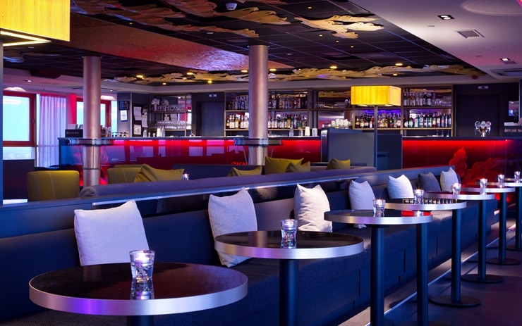 «Skyline Bar Riga» - viens no labākajiem kokteiļu bāriem ar panorāmas skatu pār Rīgu. Foto: skylinebar.lv 375772
