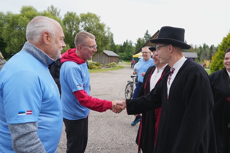 Valsts prezidents Edgars Rinkēvičs un Igaunijas prezidents Alars Kariss dodas kopīgā velobraucienā abpus Latvijas un Igaunijas robežai 375831