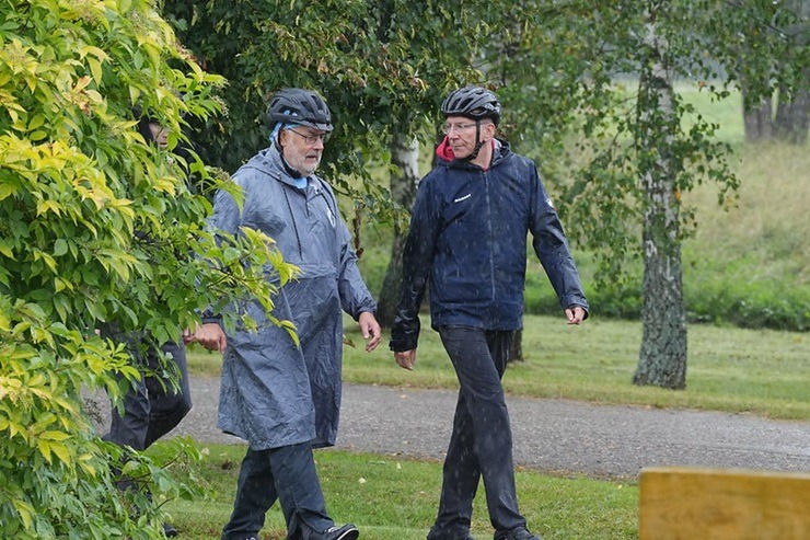 Valsts prezidents Edgars Rinkēvičs un Igaunijas prezidents Alars Kariss dodas kopīgā velobraucienā abpus Latvijas un Igaunijas robežai 375832