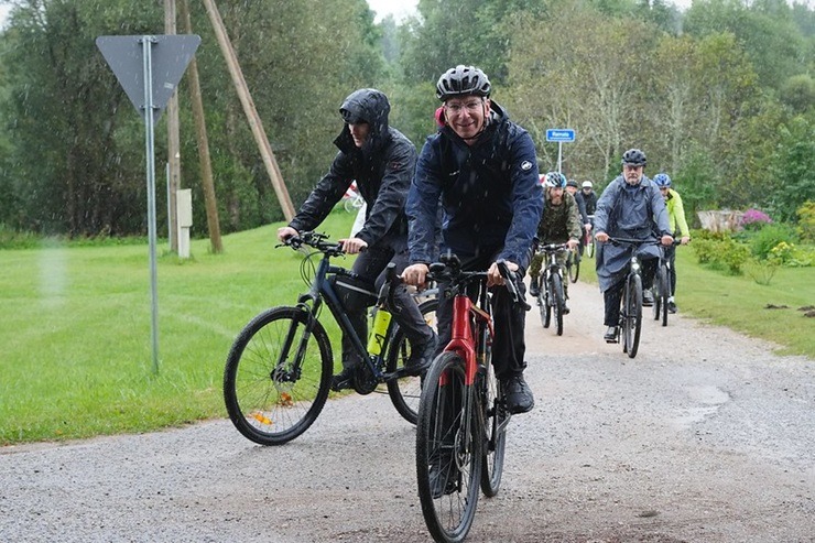 Valsts prezidents Edgars Rinkēvičs un Igaunijas prezidents Alars Kariss dodas kopīgā velobraucienā abpus Latvijas un Igaunijas robežai 375833