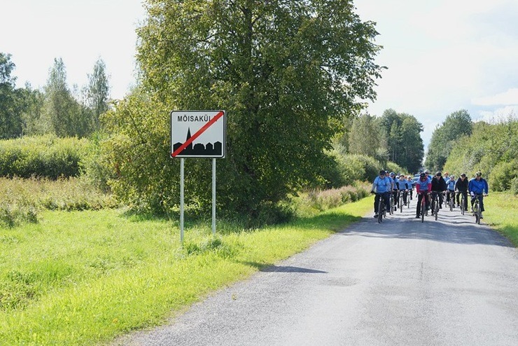 Valsts prezidents Edgars Rinkēvičs un Igaunijas prezidents Alars Kariss dodas kopīgā velobraucienā abpus Latvijas un Igaunijas robežai 375836