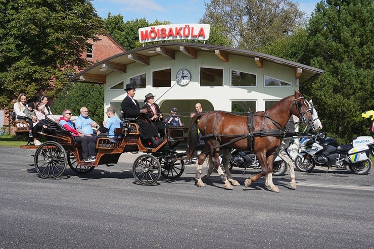 Valsts prezidents Edgars Rinkēvičs un Igaunijas prezidents Alars Kariss dodas kopīgā velobraucienā abpus Latvijas un Igaunijas robežai 375838