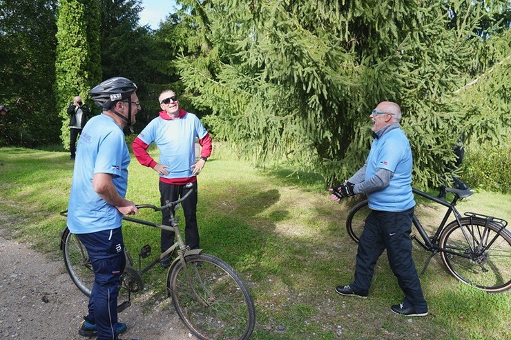 Valsts prezidents Edgars Rinkēvičs un Igaunijas prezidents Alars Kariss dodas kopīgā velobraucienā abpus Latvijas un Igaunijas robežai 375840