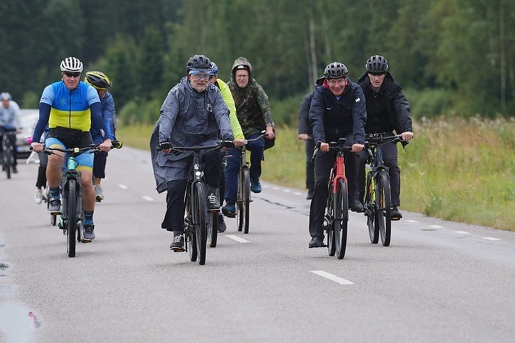 Valsts prezidents Edgars Rinkēvičs un Igaunijas prezidents Alars Kariss dodas kopīgā velobraucienā abpus Latvijas un Igaunijas robežai 375825