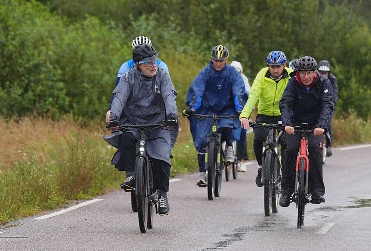 Valsts prezidents Edgars Rinkēvičs un Igaunijas prezidents Alars Kariss dodas kopīgā velobraucienā abpus Latvijas un Igaunijas robežai 375826