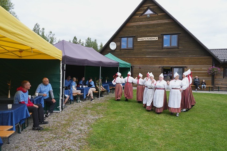 Valsts prezidents Edgars Rinkēvičs un Igaunijas prezidents Alars Kariss dodas kopīgā velobraucienā abpus Latvijas un Igaunijas robežai 375827