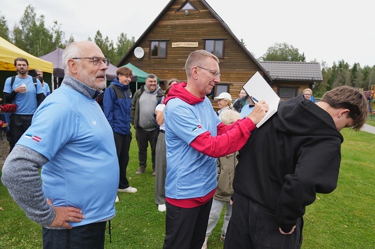 Valsts prezidents Edgars Rinkēvičs un Igaunijas prezidents Alars Kariss dodas kopīgā velobraucienā abpus Latvijas un Igaunijas robežai 375828