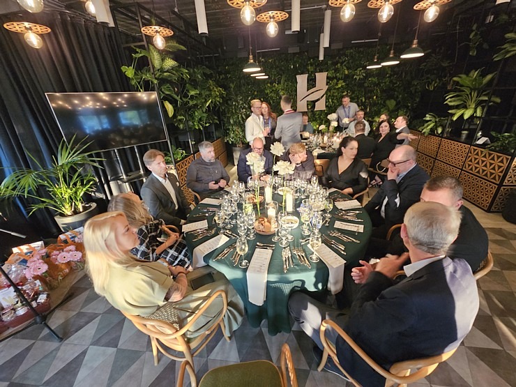 «Latvijas gada pavārs 2025» Emīls Skalbergs, restorāns «John - John chefs hall» un «Latvijas pavārzellis 2025» - Rota Gundega Klētniece, restorāns «Fe 376633
