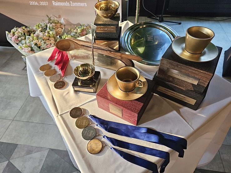 «Latvijas gada pavārs 2025» Emīls Skalbergs, restorāns «John - John chefs hall» un «Latvijas pavārzellis 2025» - Rota Gundega Klētniece, restorāns «Fe 376626