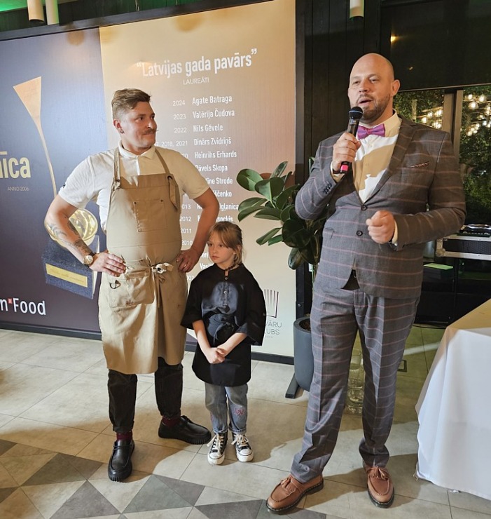 «Latvijas gada pavārs 2025» Emīls Skalbergs, restorāns «John - John chefs hall» un «Latvijas pavārzellis 2025» - Rota Gundega Klētniece, restorāns «Fe 376653