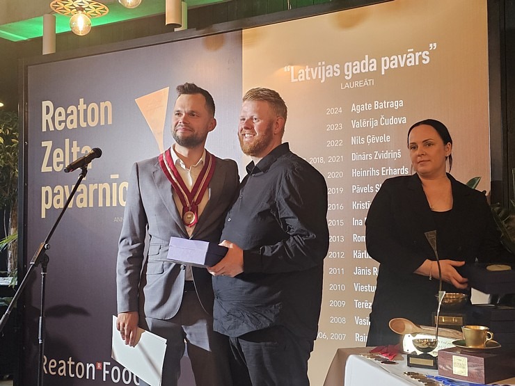 «Latvijas gada pavārs 2025» Emīls Skalbergs, restorāns «John - John chefs hall» un «Latvijas pavārzellis 2025» - Rota Gundega Klētniece, restorāns «Fe 376656