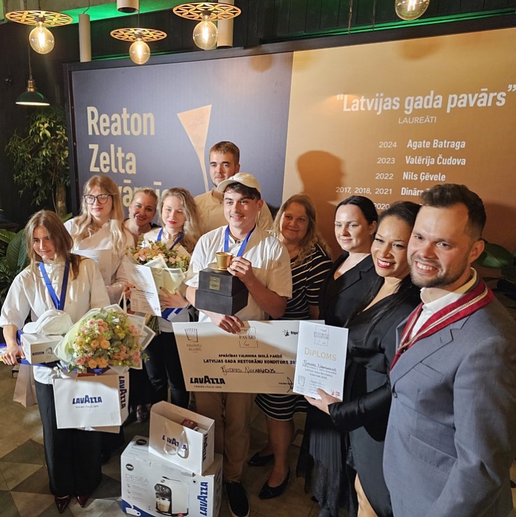 «Latvijas gada pavārs 2025» Emīls Skalbergs, restorāns «John - John chefs hall» un «Latvijas pavārzellis 2025» - Rota Gundega Klētniece, restorāns «Fe 376665